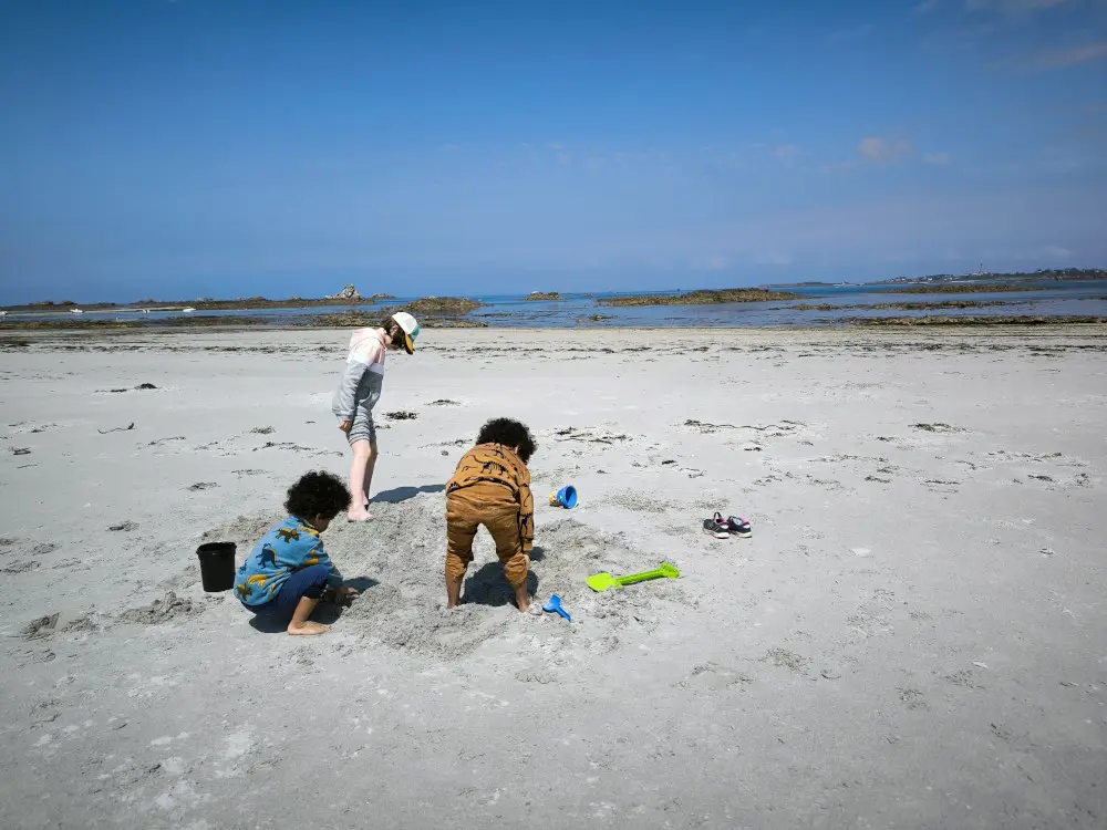 Adao, Siloë et Izia creue le sable